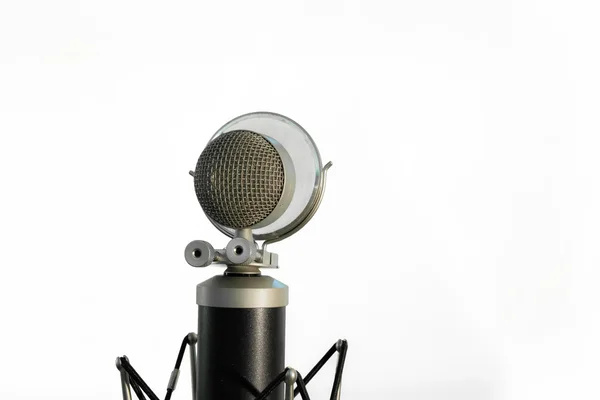 Microfone condensador vocal com tela de vento isolada em fundo branco — Fotografia de Stock