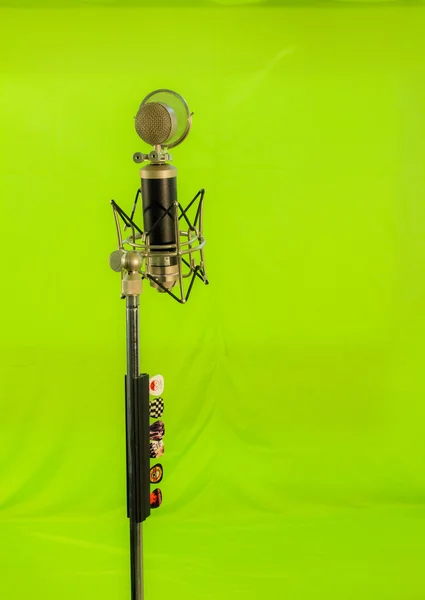 Mikrofon kondensor vokal dengan layar angin diisolasi pada latar belakang hijau — Stok Foto