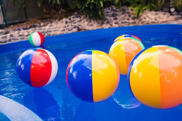 Coloridas bolas de playa flotando en la piscina —  Fotos de Stock