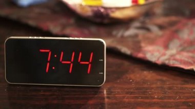 Zaman geçerken ahşap masaya yerleştirilen dijital saatin yakın çekim