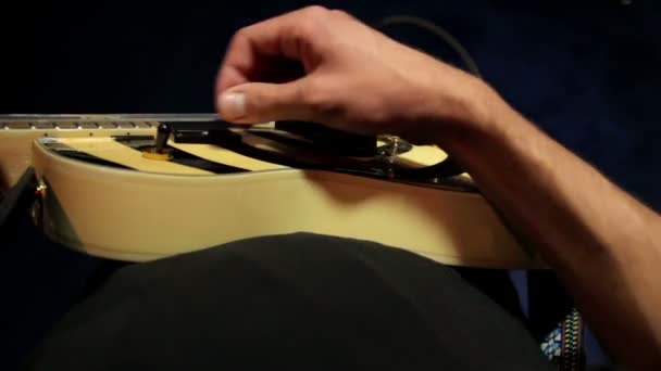 Guitarist plays the electric guitar — Stock Video