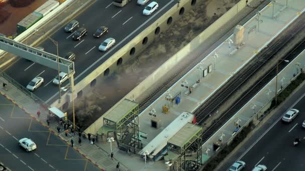 Luftaufnahme der Stadt Tel Aviv während des Nachmittags. Zug verlässt Bahnhof — Stockvideo