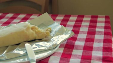 Masanın üzerine marzipan topaklar