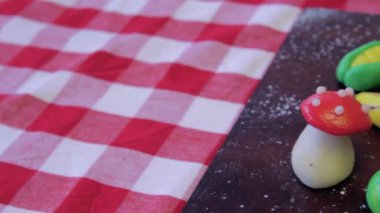 Badem ezmesi meyve bir ahşap kahverengi tahta bir tablo üzerine yerleştirilir