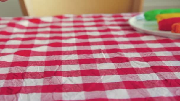 Mulher coloca com a mão um prato branco vazio sobre a mesa — Vídeo de Stock