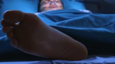 Ölen adamın onu canlandırmak denemek için bir hastane yatağında yatıyor defibrilatör ile elektrik şoku vererek doktor