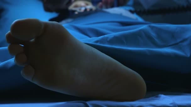 Orvos defibrillátor áramütés adva a haldokló ember, aki abban rejlik, hogy megpróbálja újraéleszteni őt egy kórházi ágyon — Stock videók