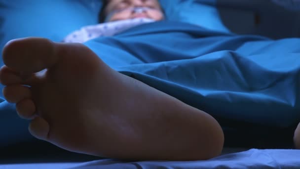 Доктор дає електричні шоки з дефібрилятором вмираючому чоловікові, який лежить у лікарняному ліжку, щоб спробувати відродити його — стокове відео