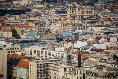Sziget'ın göz (dönme dolap) ve St. Stephen'ın Bazilikası ile birçok rooftops havadan görünümü.