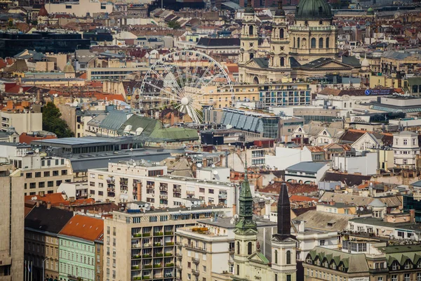 Veduta aerea dell'Occhio di Sziget (ruota panoramica) e della Basilica di Santo Stefano con molti tetti . — Foto Stock