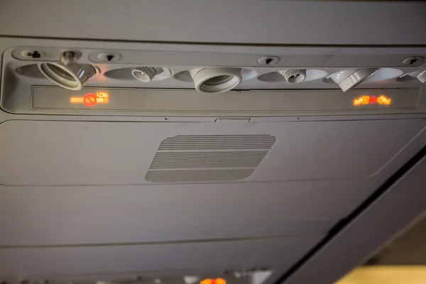 No fumar y sujetar el signo del cinturón de seguridad dentro de un avión — Foto de Stock