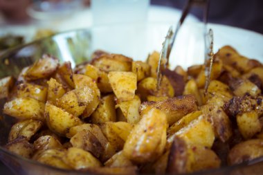 Bir cam kabın içinde fırında patates