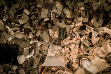 Tavanda dağınık kağıtları