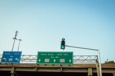 Israil kesişiminde yeşil trafik ışığı