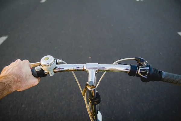 Montar en bicicleta en la carretera —  Fotos de Stock