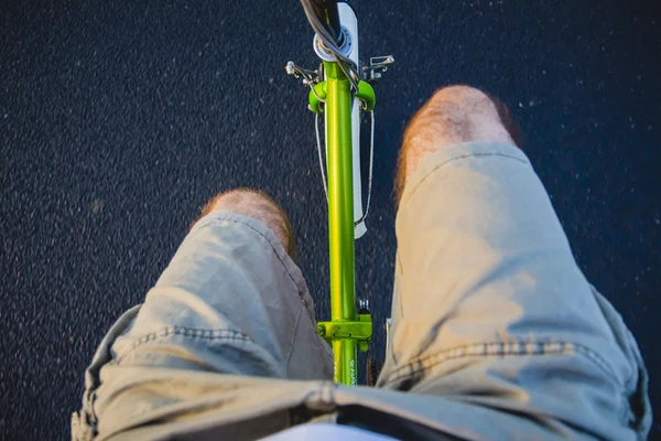 Pyörällä ajaminen tiellä — kuvapankkivalokuva