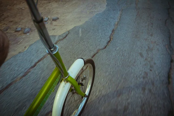 Montar en bicicleta en la carretera —  Fotos de Stock