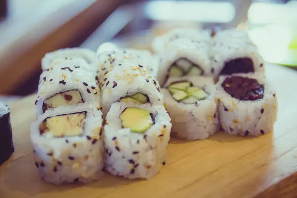 Close up sushi vegetariano que está em uma palete de madeira — Fotografia de Stock