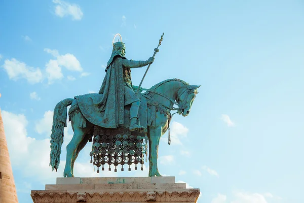Statua in bronzo di Stefano I d'Ungheria al Bastione dei Pescatori di Budapest, Ungheria — Foto Stock