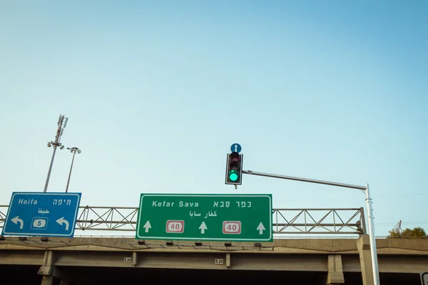 Green traffic light at intersection in Israel — Stock Photo, Image