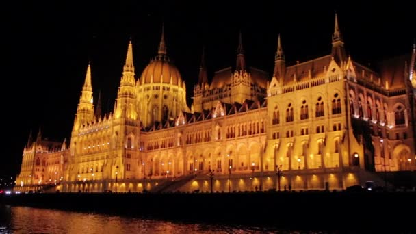 Budapeşte parlamentosunun gece çekilmiş fotoğrafı — Stok video