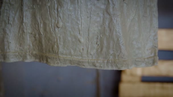 Kläder belagda med betong hänger i luften — Stockvideo