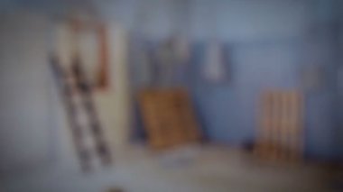 Beton la kaplanmış giysiler havada asılı