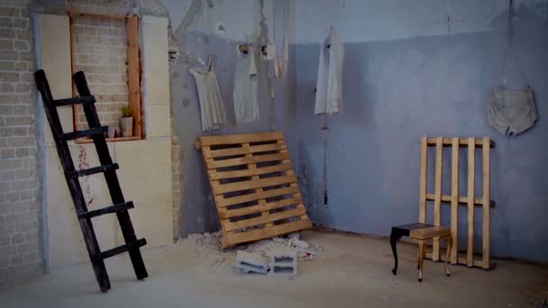 Mit Beton beschichtete Kleidung hängt in der Luft — Stockvideo