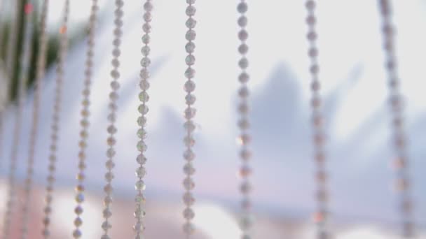 Töredékek a fehér átlátszó műanyag gyöngyök készült függöny — Stock videók
