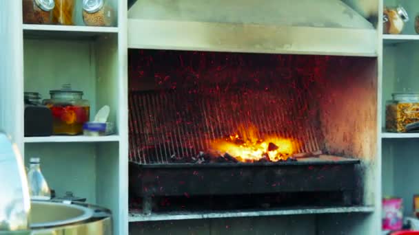Tűz-és szikrák a grill — Stock videók