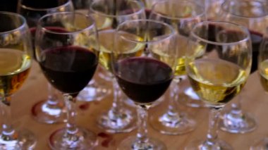 Ahşap bir masa üzerinde kırmızı ve beyaz şarap bardak