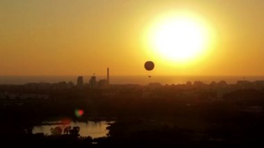 Gün batımında Tel Aviv havadan görünümü