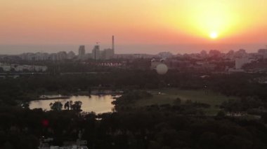Gün batımında Tel Aviv havadan görünümü