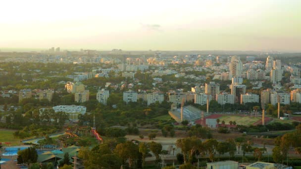 Gün batımında Tel aviv şehir manzarasının havadan görünümü — Stok video