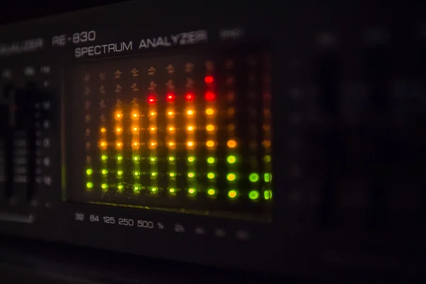 Grafische equalizer balken op een audiosysteem — Stockfoto