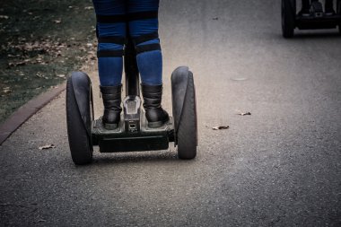 Kadın parkta bir Segway sürme
