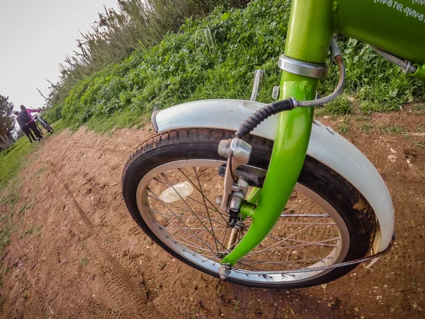 Passeio de bicicleta pela estrada de terra enlameada — Fotografia de Stock