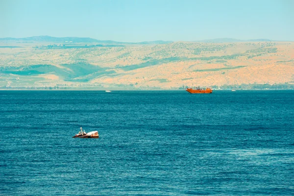 Brown wooden boat sailing in Sea of Galilee — Stock Photo, Image