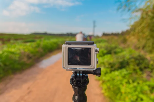 GoPro câmera de ação no pau na estrada de terra na área rural — Fotografia de Stock
