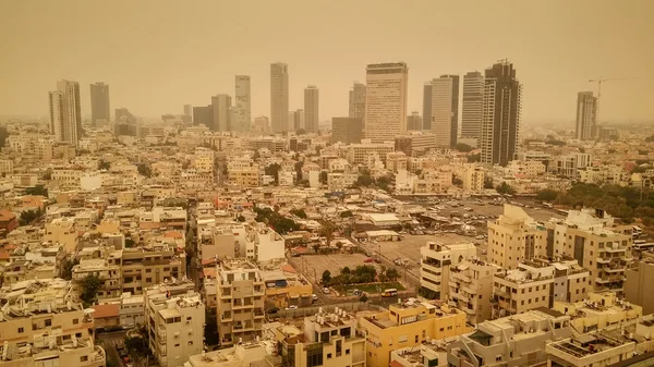 Tel Aviv cidade durante a névoa de areia em 9 de agosto de 2015 — Fotografia de Stock