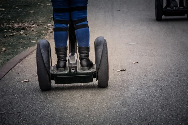 Femme chevauchant un Segway dans le parc — Photo