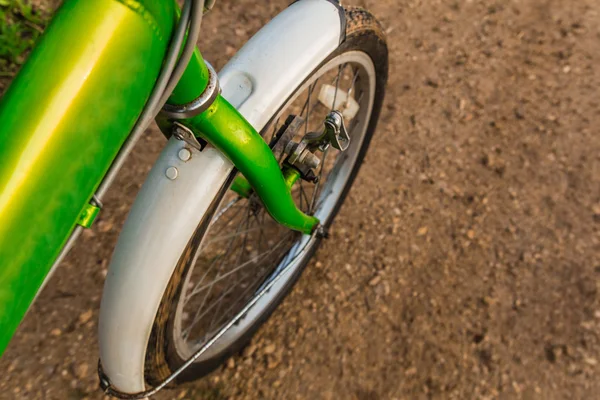 Balade à vélo à travers la route de terre boueuse — Photo