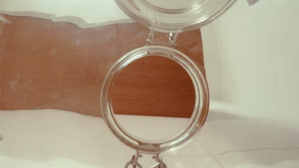 Χύνοντας δημητριακών σε ένα βάζο γυαλιού - θέα από μέσα στο βάζο — Αρχείο Βίντεο