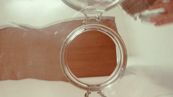 Bir cam kavanoza - görünümünden kavanoz içinde dökme tahıl — Stok video