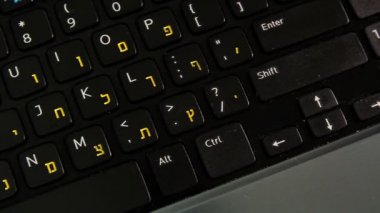 İngilizce ve İbranice harflerle klavye