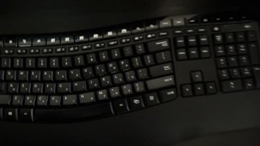 İngilizce ve İbranice harflerle klavye