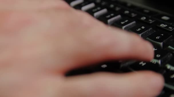 Mann tippt auf einer Tastatur mit hebräischen und englischen Buchstaben — Stockvideo