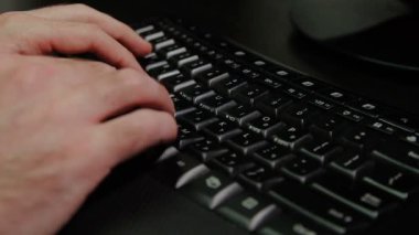 Adam bir klavye İngilizce ve İbranice harflerle yazarak