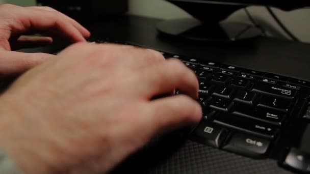 Человек играет на клавиатуре с буквами на русском и английском языках — стоковое видео
