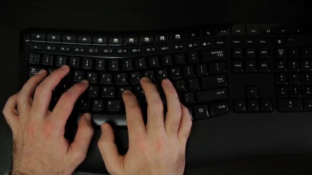 Hombre escribiendo en un teclado con letras en hebreo e inglés — Vídeo de stock